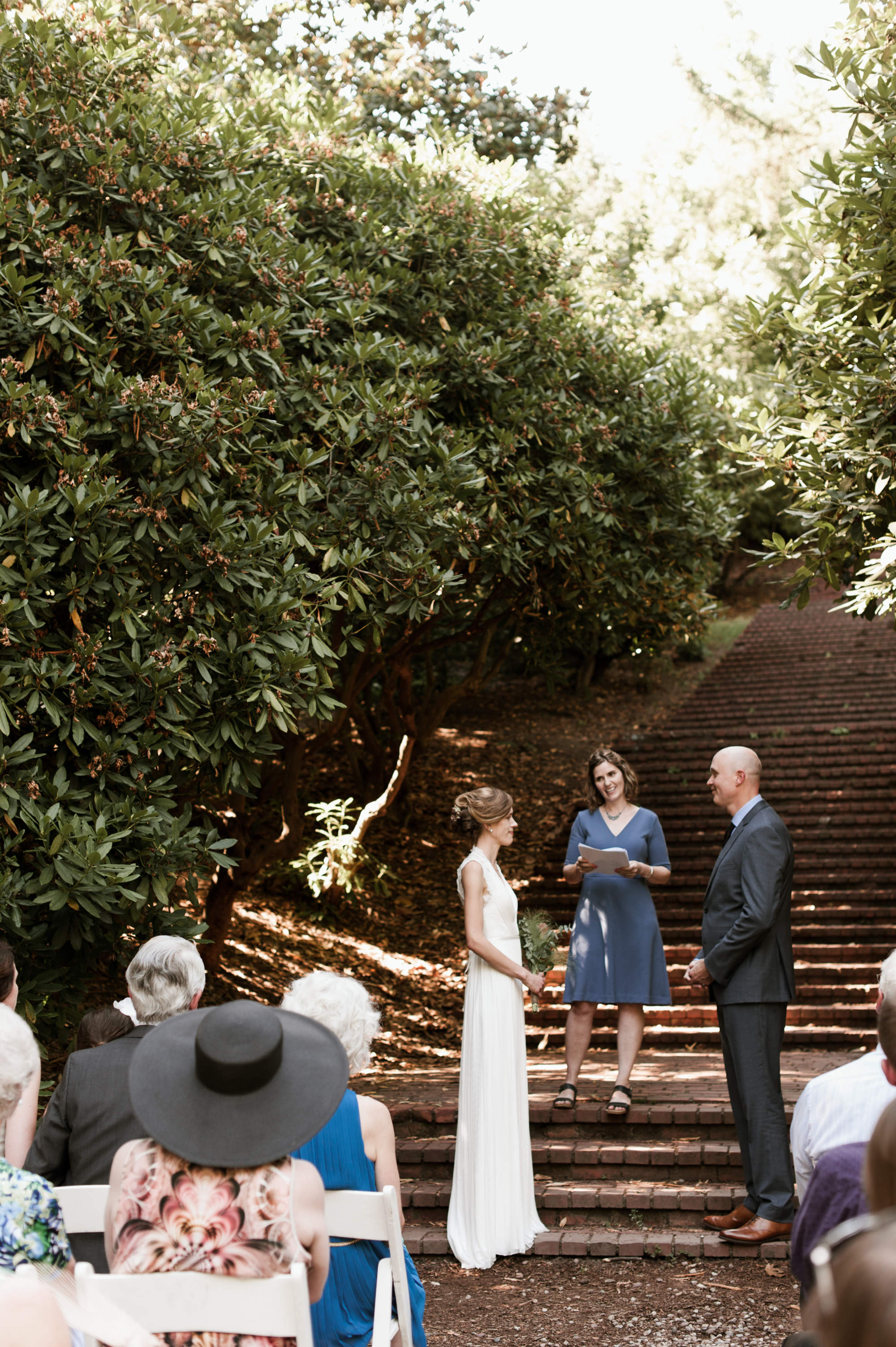 An intimate wedding ceremony in Laurelhurst Park. By Laurelhurst Park wedding photographer Briana Morrison